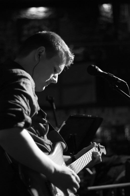 Graham Bell Live guitar